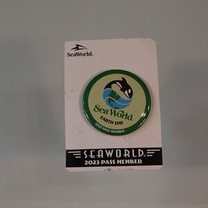 Sea World Pinback Earth Day 2023 Pass Member Shamu Killer Whale